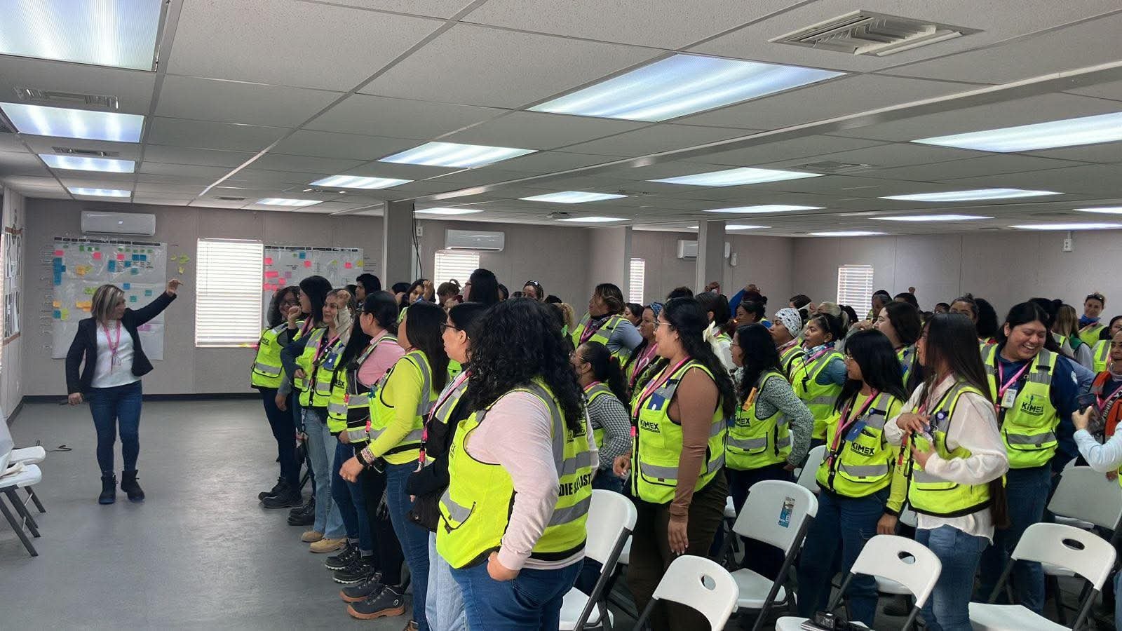 Asistentes conviviendo en el congreso